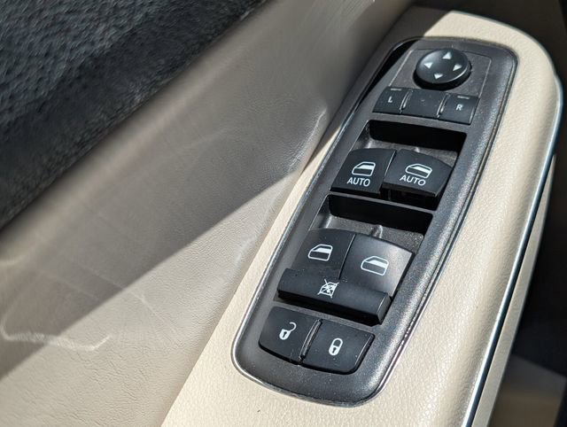 Used 2016 Chrysler 300 C image 37