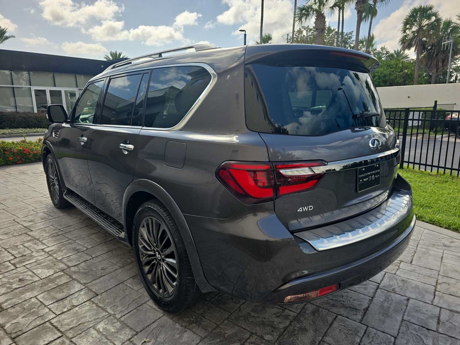 Certified 2023 INFINITI QX80 Premium Select w/ Cargo Package AWD/4WD image 7