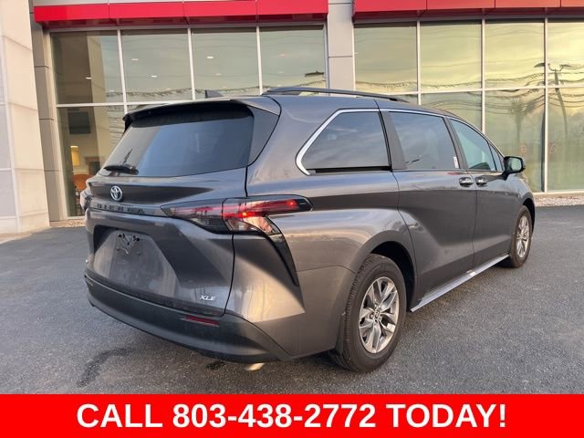 Used 2025 Toyota Sienna XLE image 3