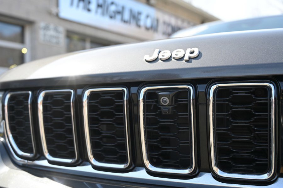 Used 2024 Jeep Grand Cherokee L Limited w/ Luxury Tech Group II AWD/4WD image 12