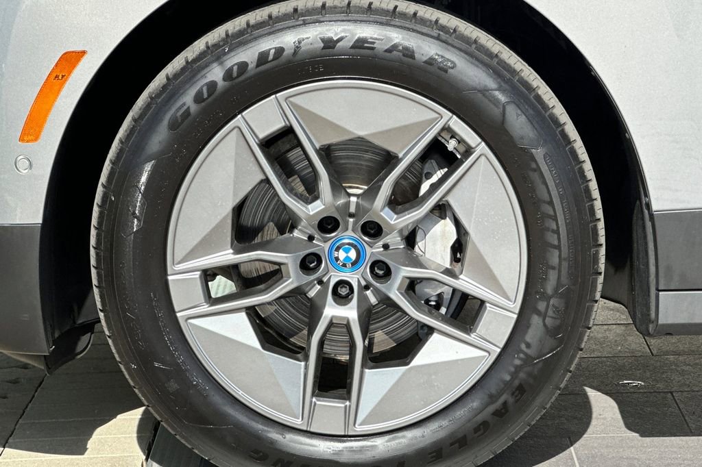 Used 2023 BMW iX xDrive50 image 32