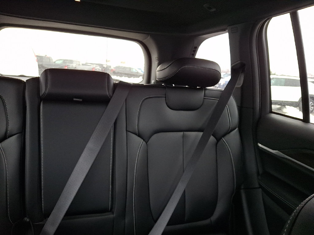 New 2025 Jeep Grand Cherokee Limited w/ Black Appearance Package AWD/4WD image 15