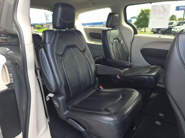 Used 2023 Chrysler Pacifica Touring-L FWD image 46