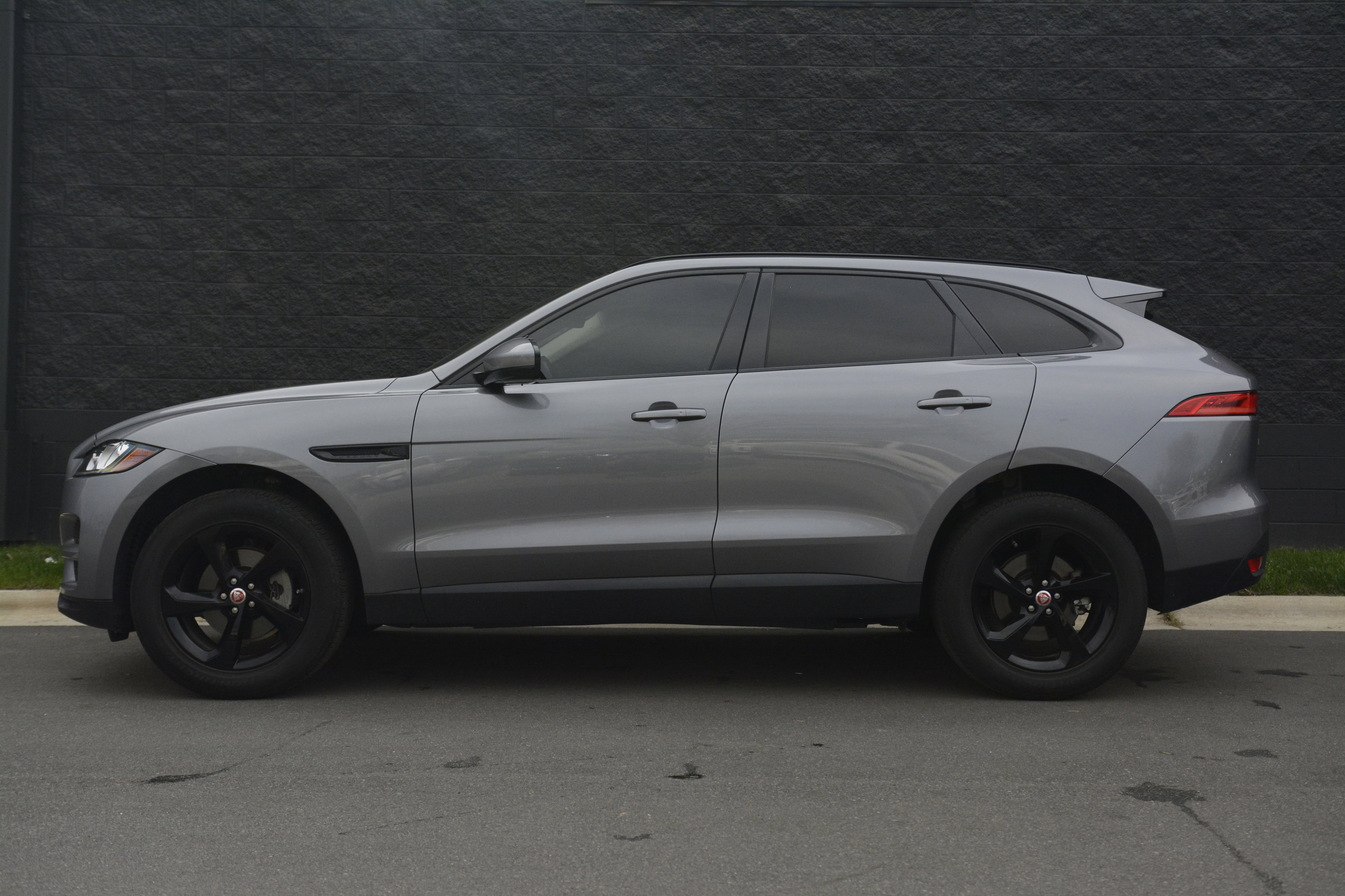Used 2020 Jaguar F-PACE Premium image 2