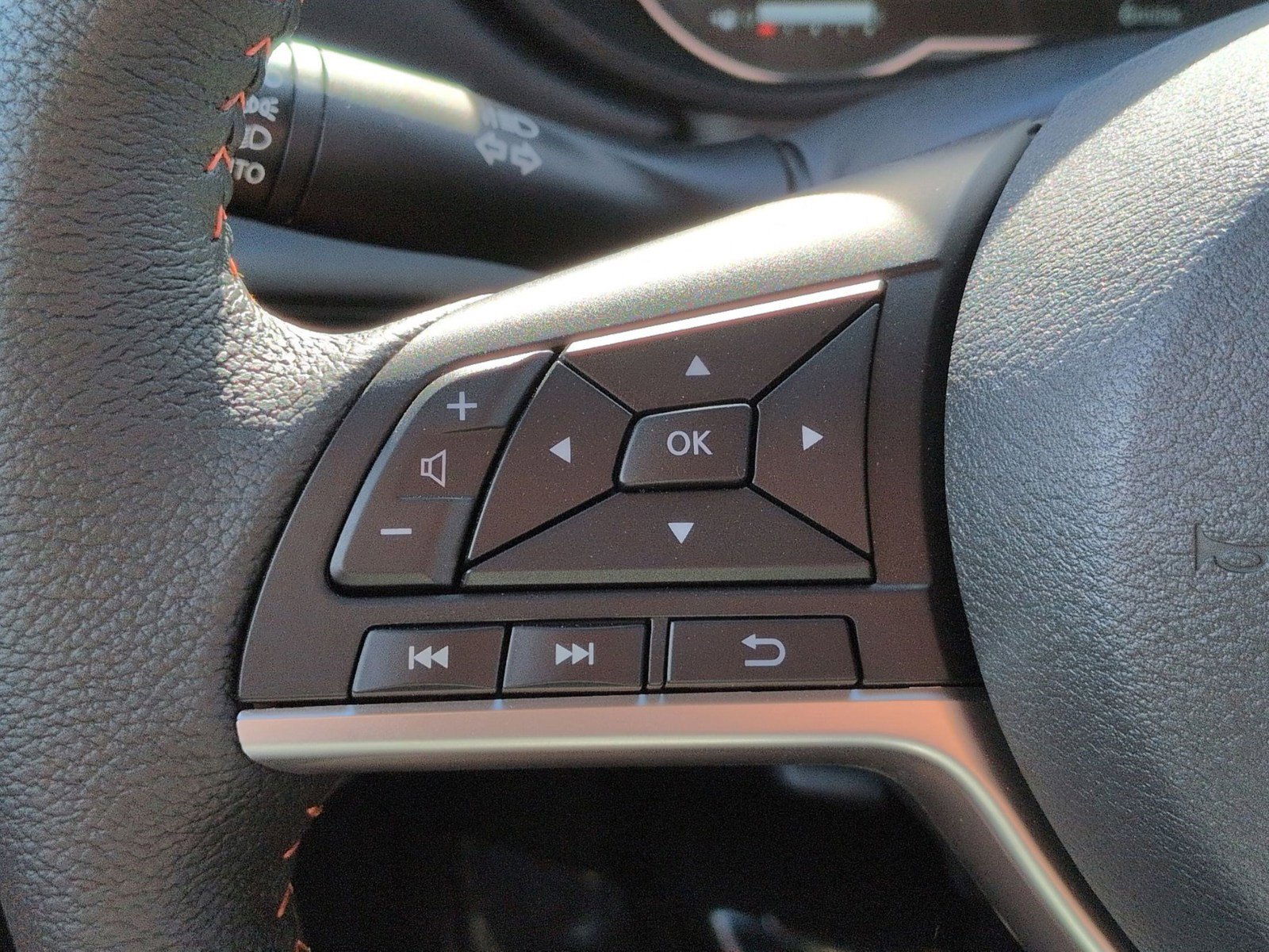 New 2025 Nissan Versa SR w/ Trunk Package image 14