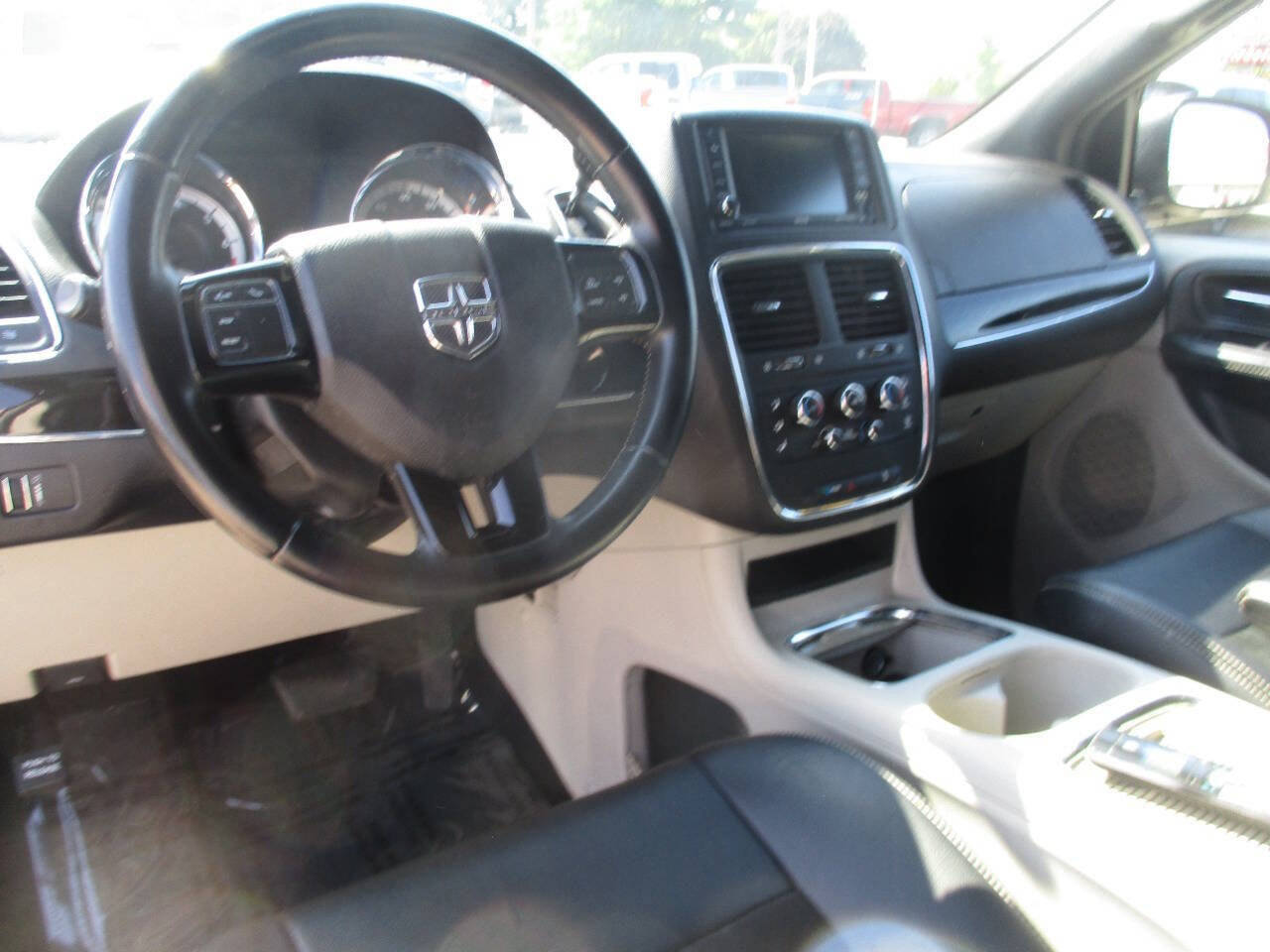 Used 2018 Dodge Grand Caravan SXT image 32