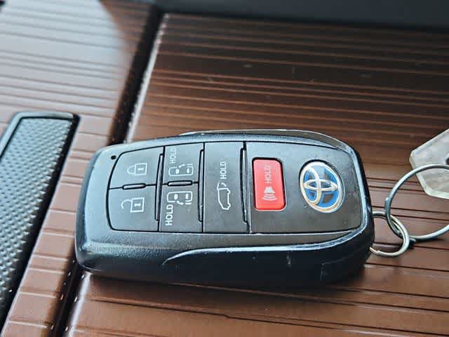 Used 2023 Toyota Sienna XLE FWD image 30