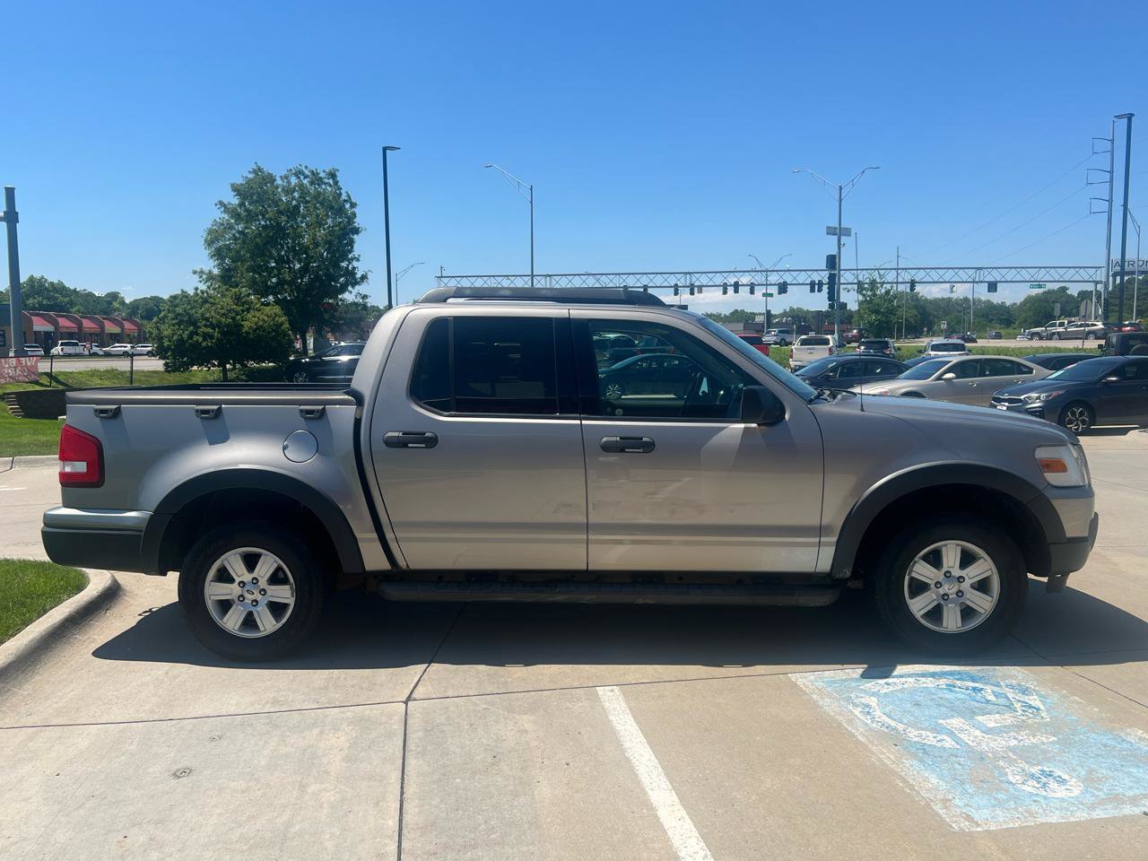 Used 2008 Ford Explorer Sport Trac XLT AWD/4WD image 5