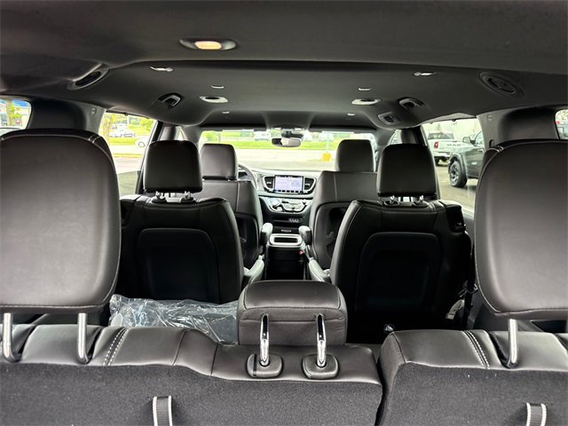 New 2025 Chrysler Pacifica Select image 32