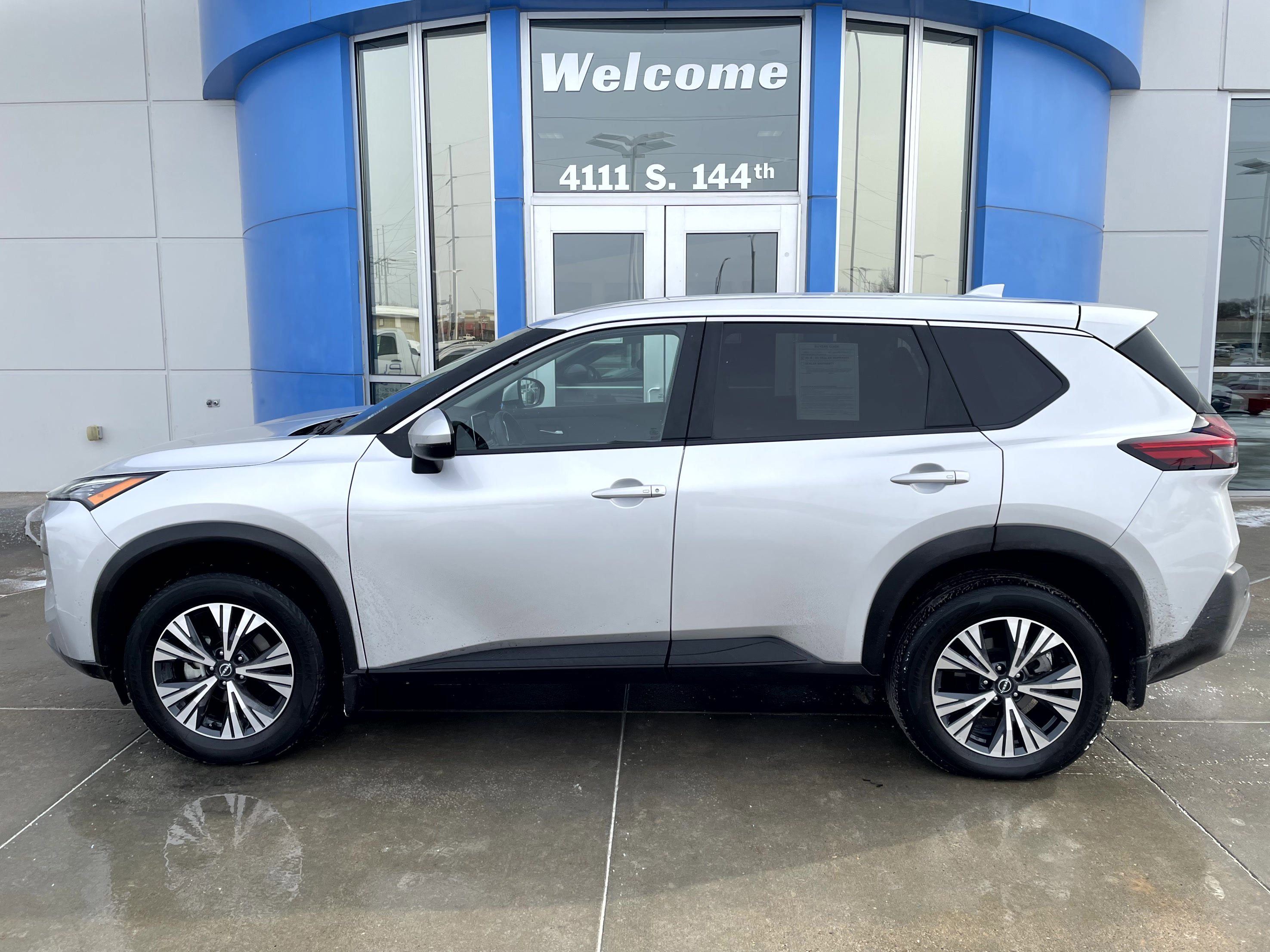 Used 2022 Nissan Rogue SV image 1