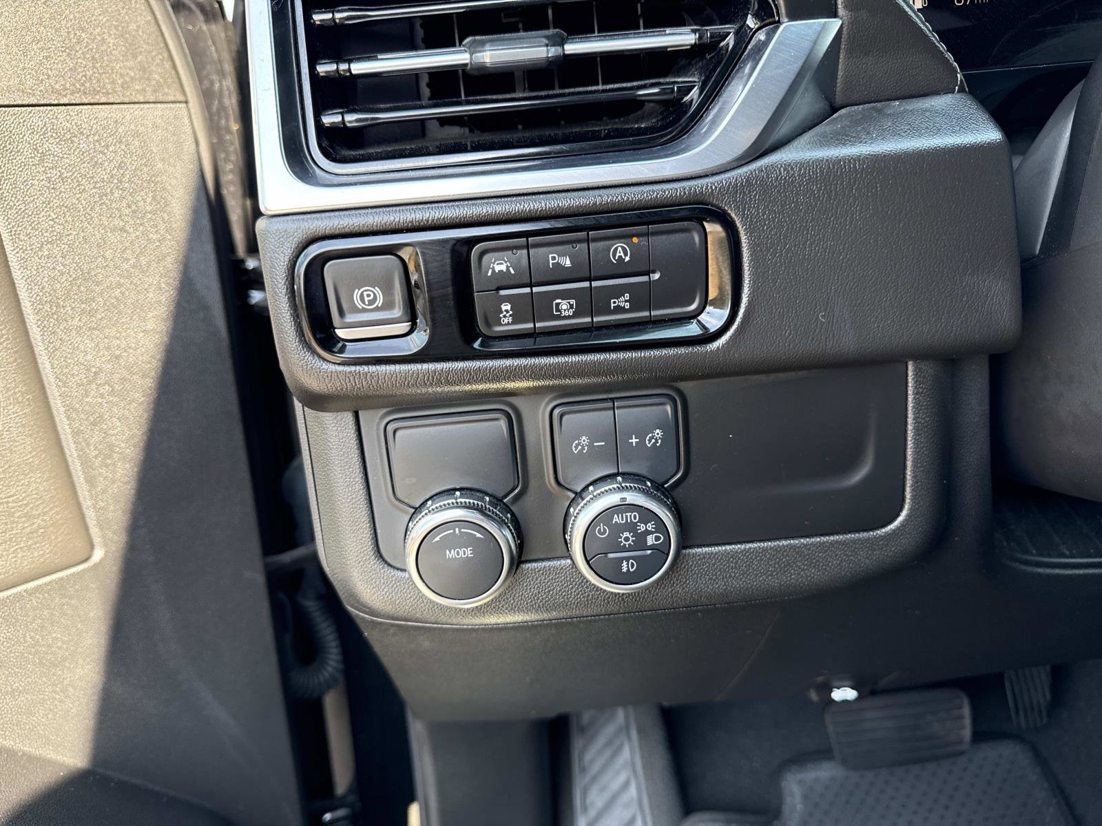 Used 2025 GMC Yukon Denali image 32