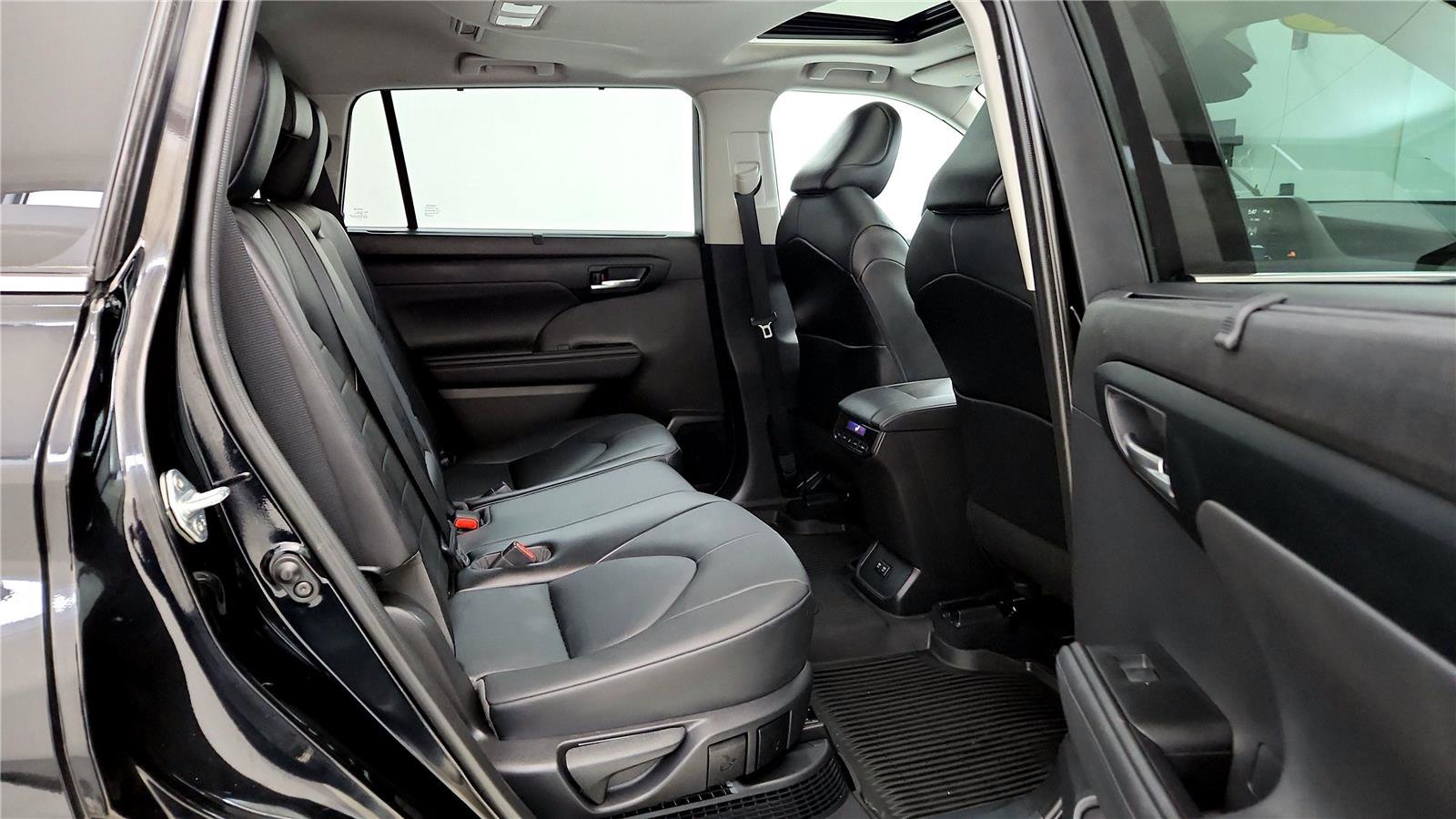 Used 2021 Toyota Highlander XLE image 14