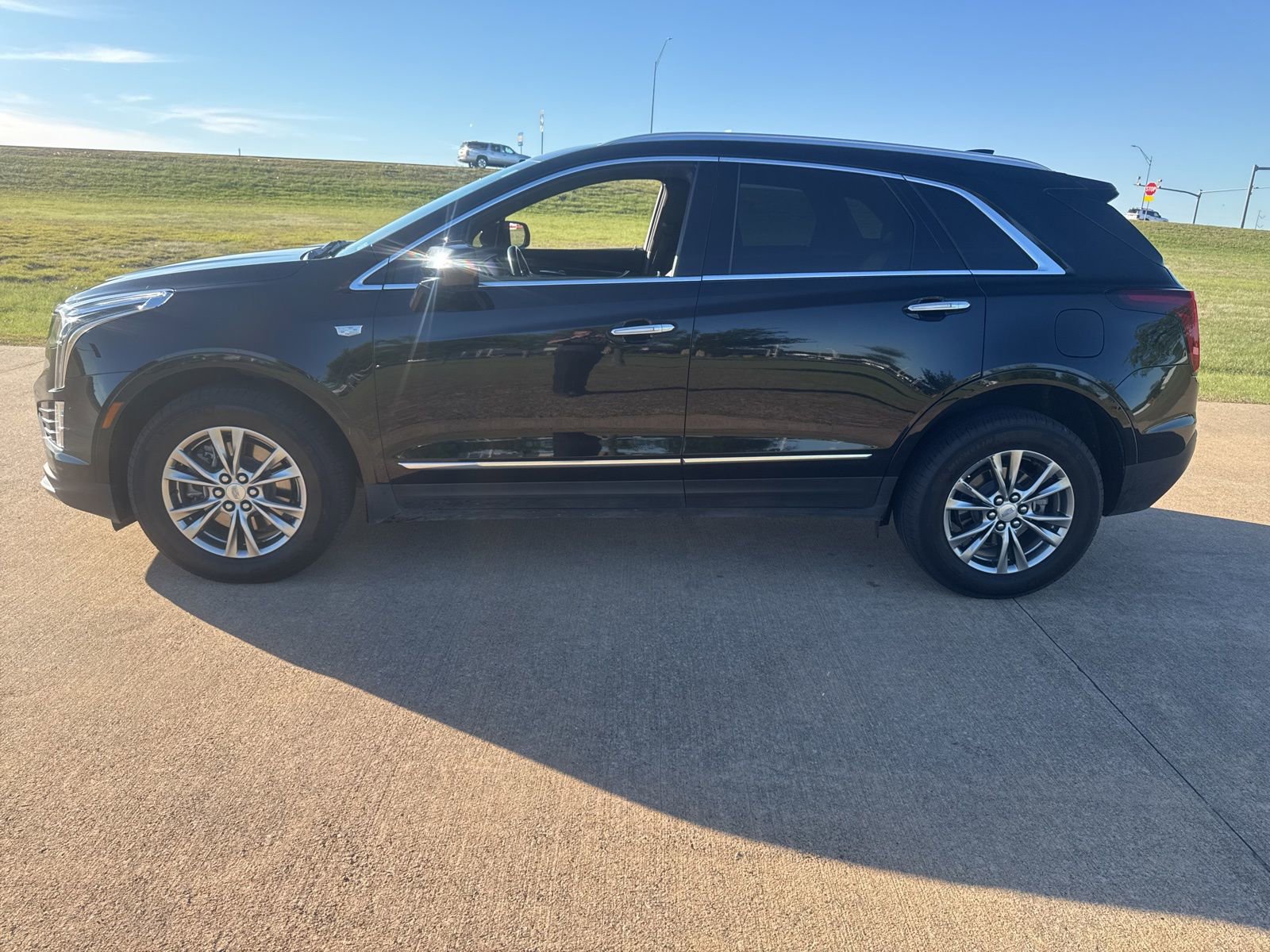 Used 2023 Cadillac XT5 Premium Luxury AWD/4WD image 2