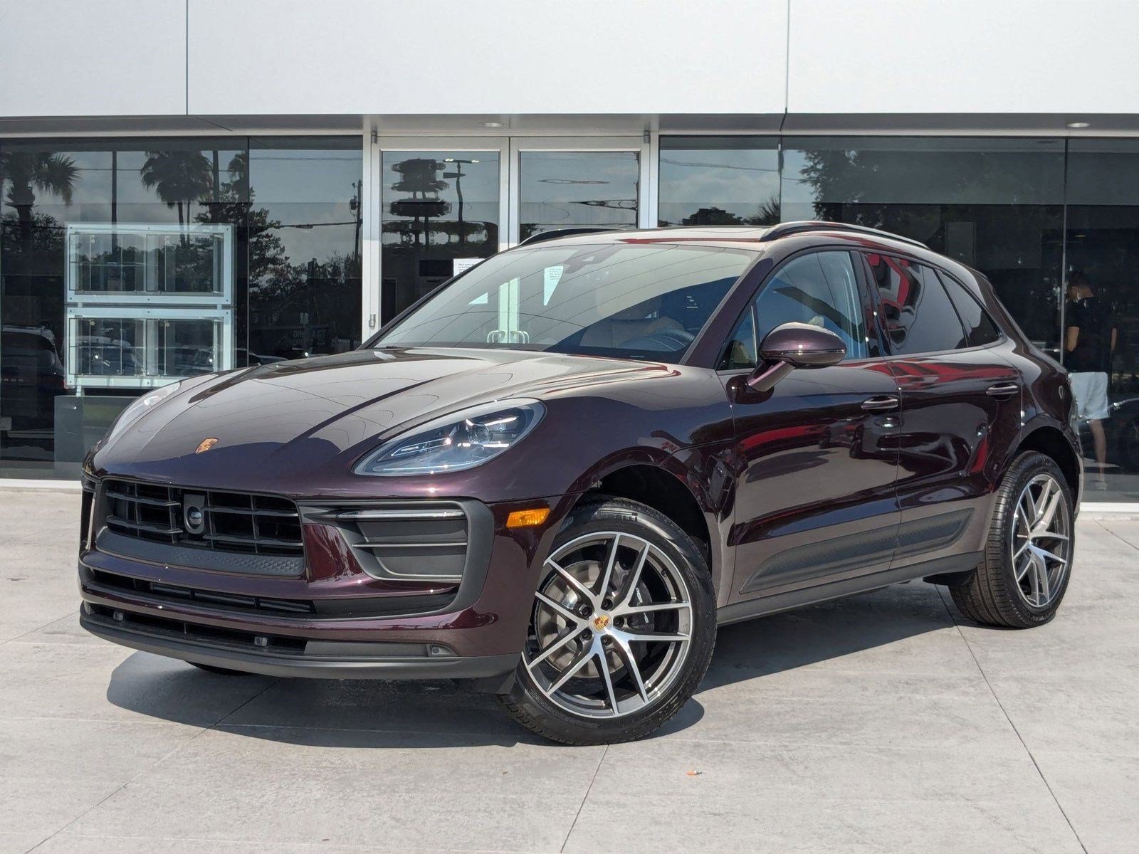 Certified 2025 Porsche Macan image 1