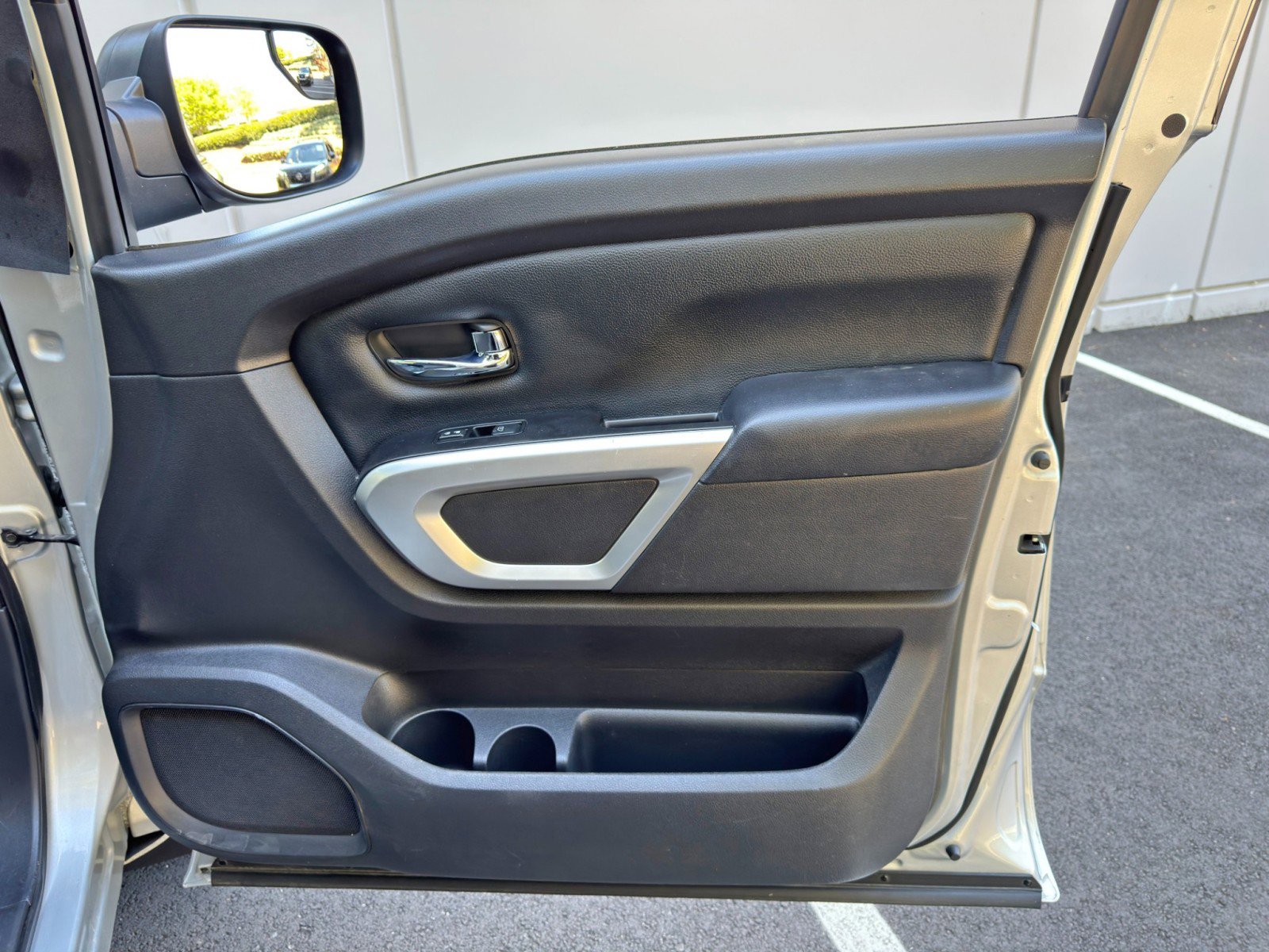 Used 2018 Nissan Titan SV w/ SV Convenience Package image 31