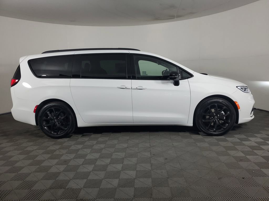 New 2026 Chrysler Pacifica Limited w/ S Appearance Package image 3