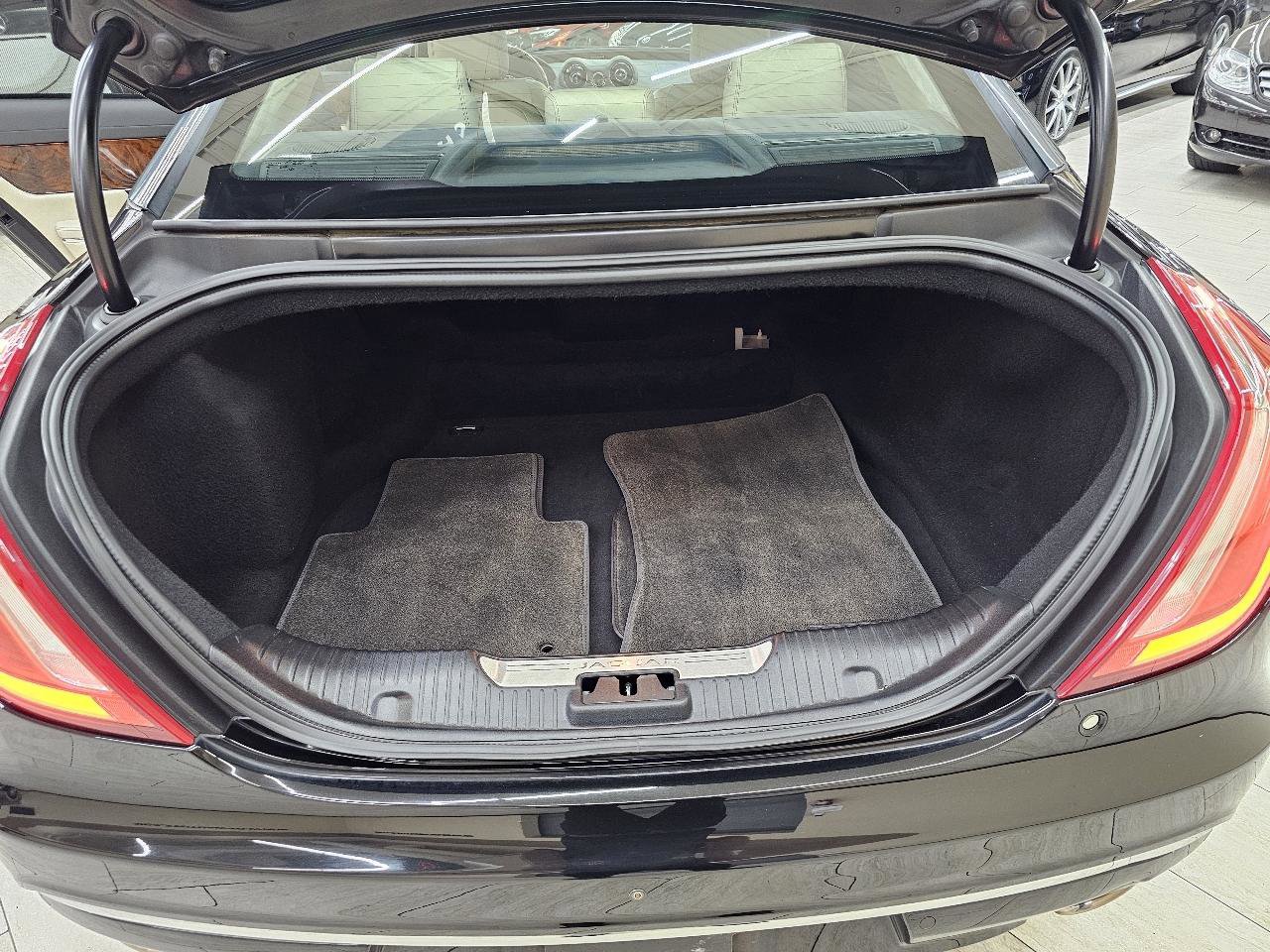 Used 2019 Jaguar XJ L Supercharged RWD image 12