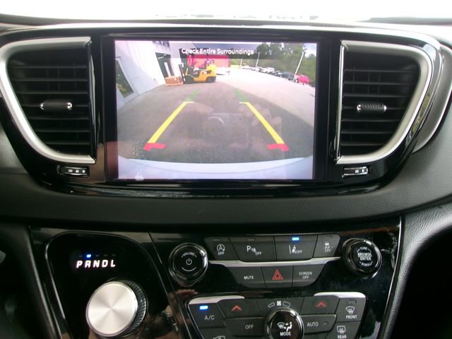 Used 2025 Chrysler Pacifica Select image 16
