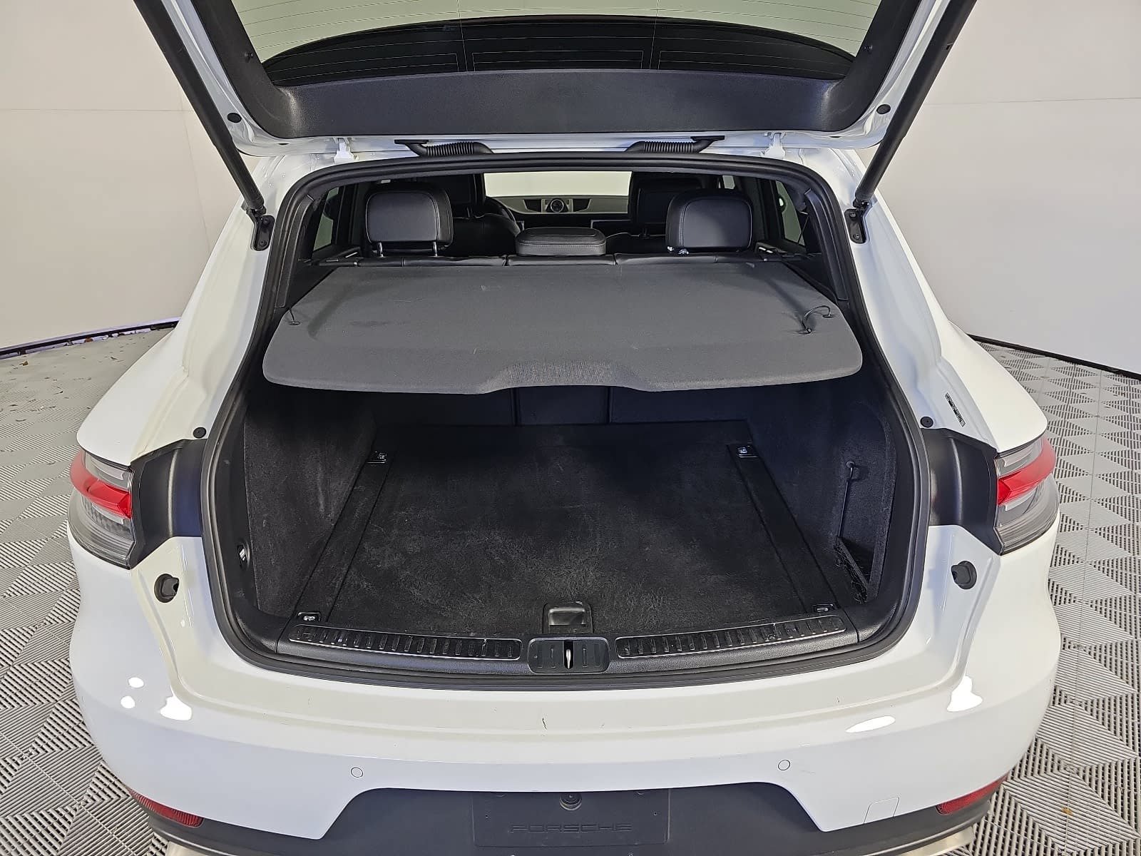 Used 2021 Porsche Macan w/ Premium Package AWD/4WD image 12