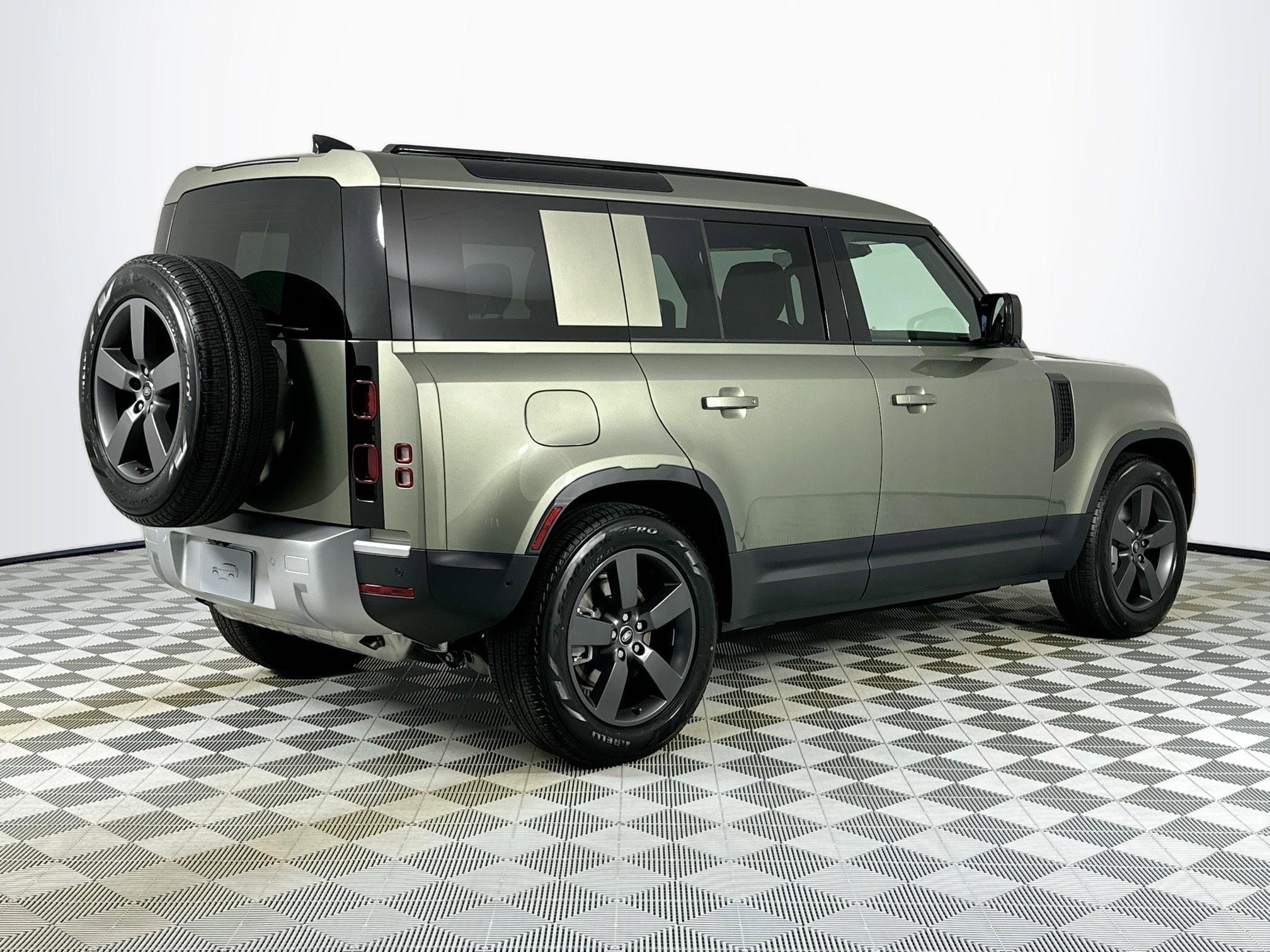 Used 2025 Land Rover Defender 110 S image 5