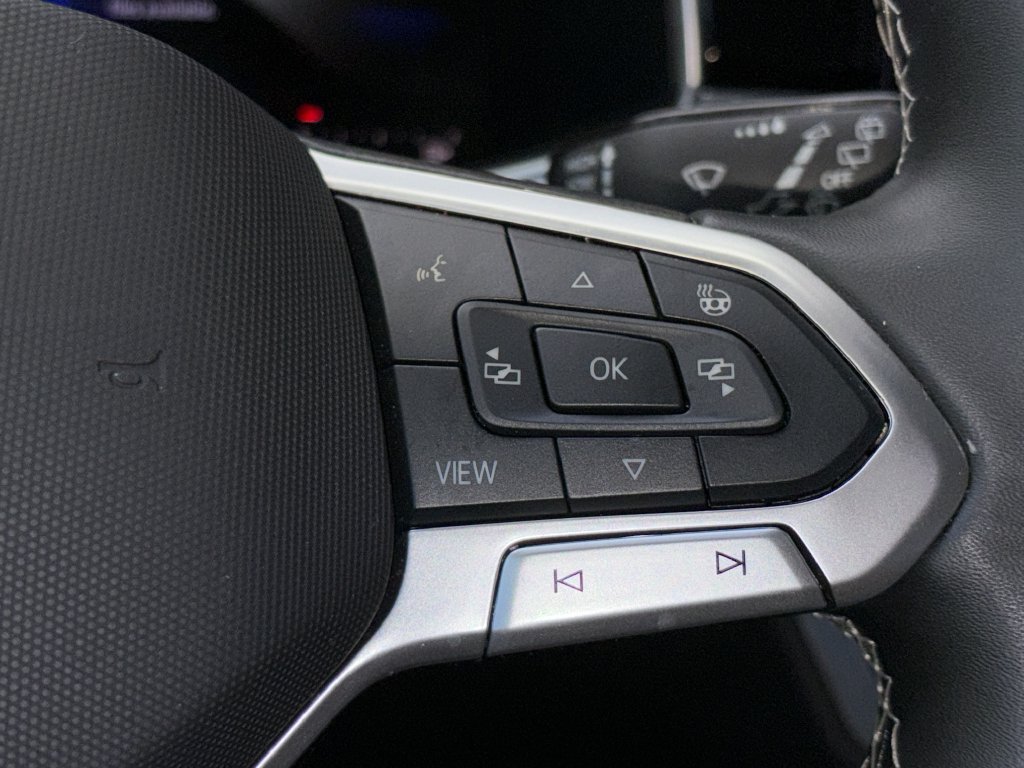 Certified 2025 Volkswagen Taos SE FWD image 11