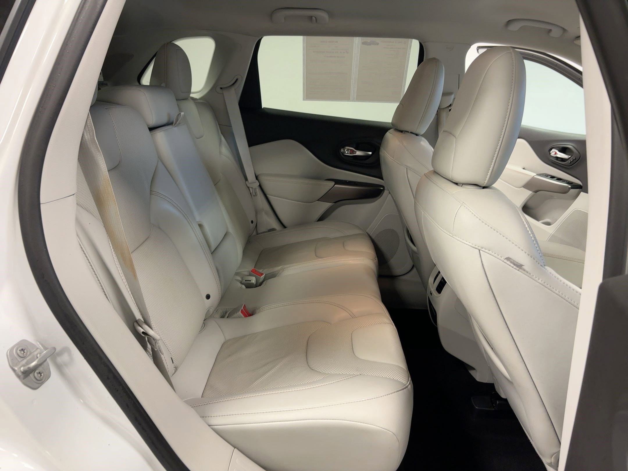 Used 2019 Jeep Cherokee Limited image 30