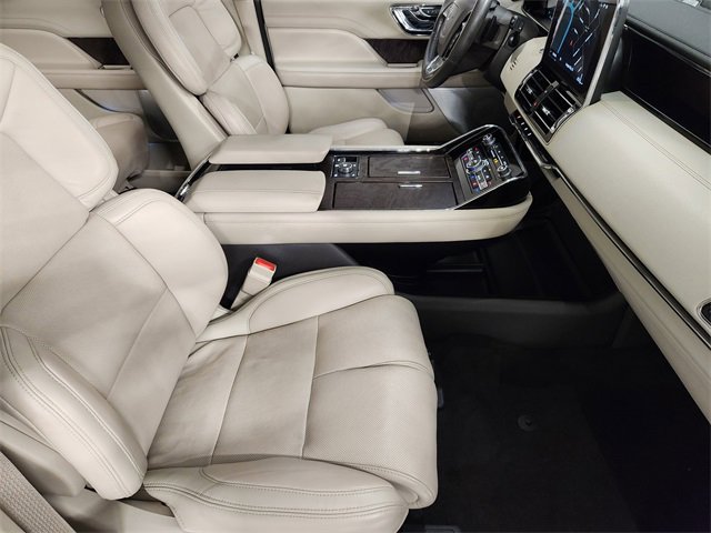 Used 2020 Lincoln Navigator Reserve w/ Luxury Package image 3