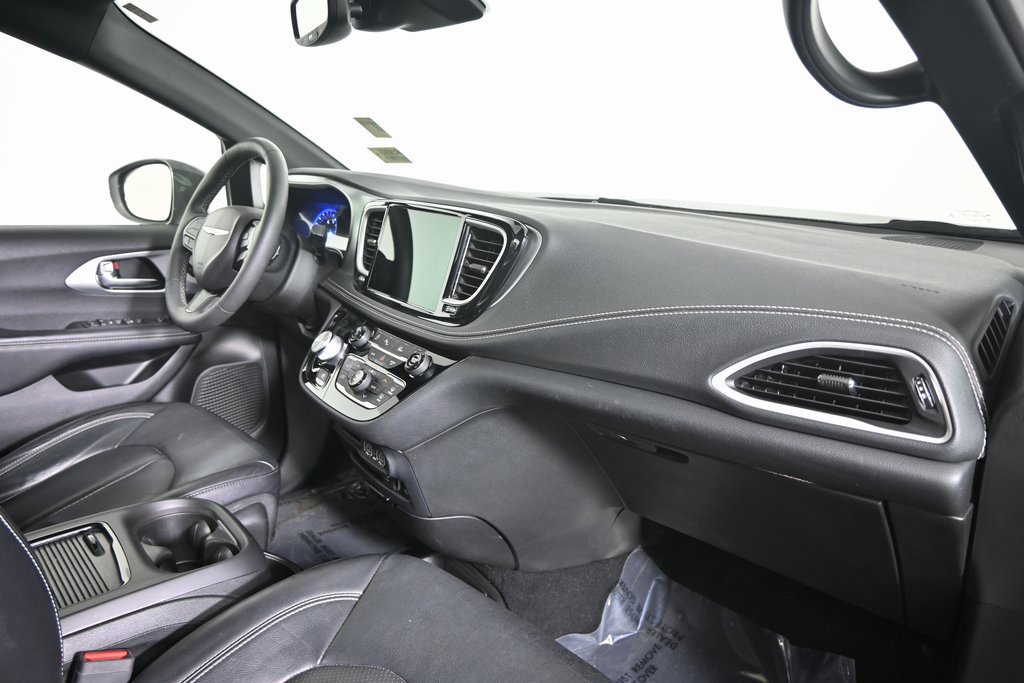 Used 2022 Chrysler Pacifica Touring-L w/ S Appearance Package image 14
