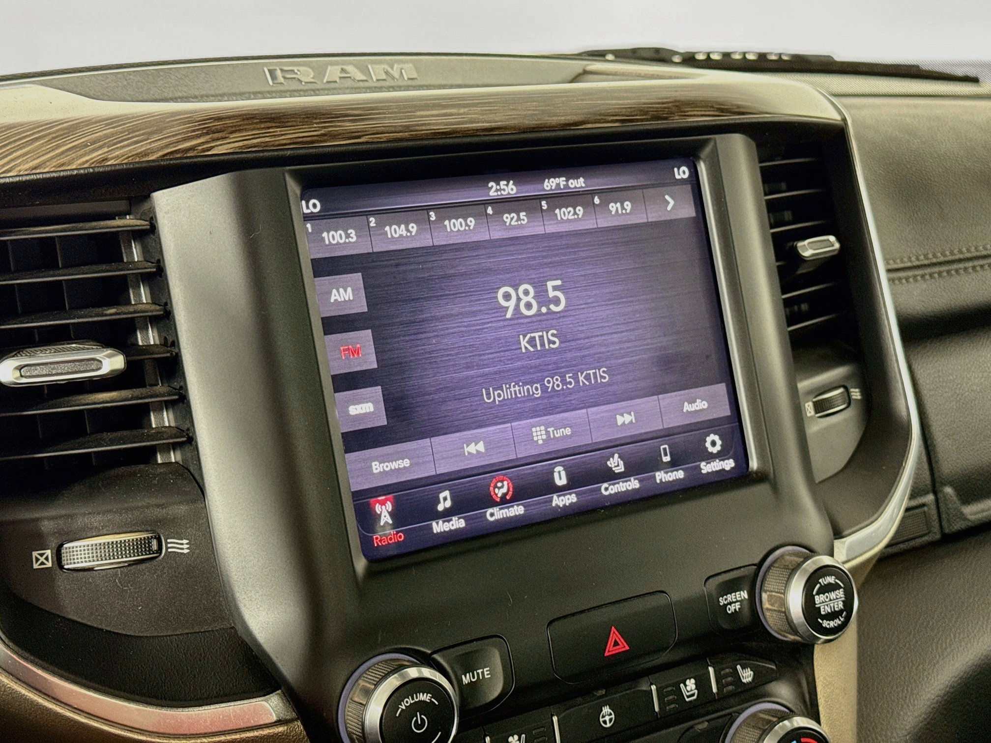 Used 2019 RAM 1500 Laramie AWD/4WD image 15