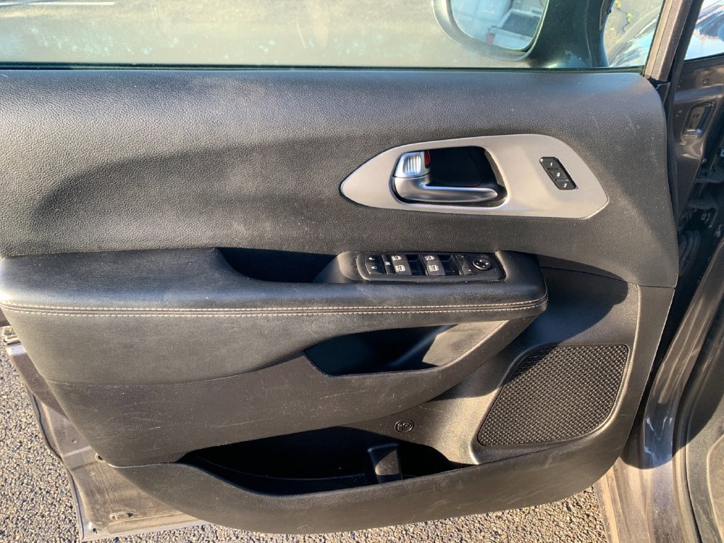 Used 2021 Chrysler Pacifica Touring-L w/ Uconnect Theater Family Group FWD image 12