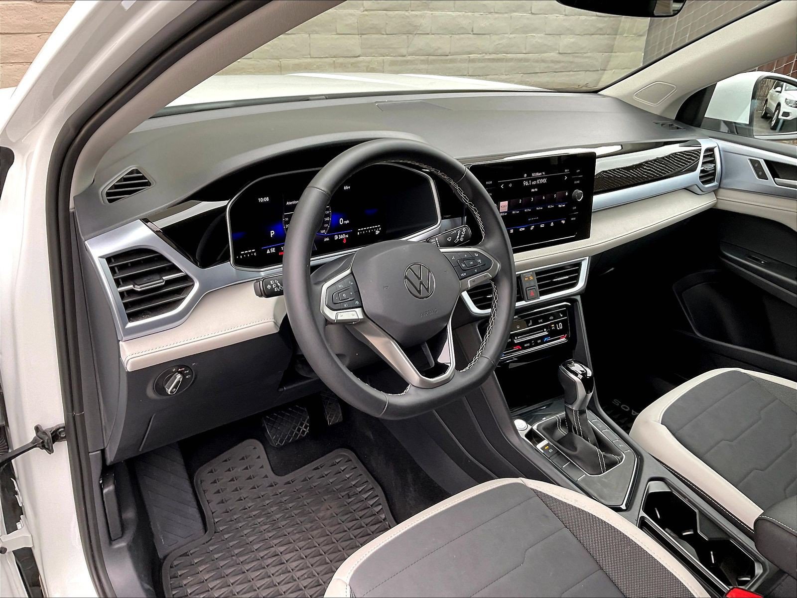 Certified 2025 Volkswagen Taos SE FWD image 14