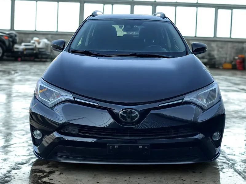 Used 2018 Toyota RAV4 XLE AWD/4WD image 1