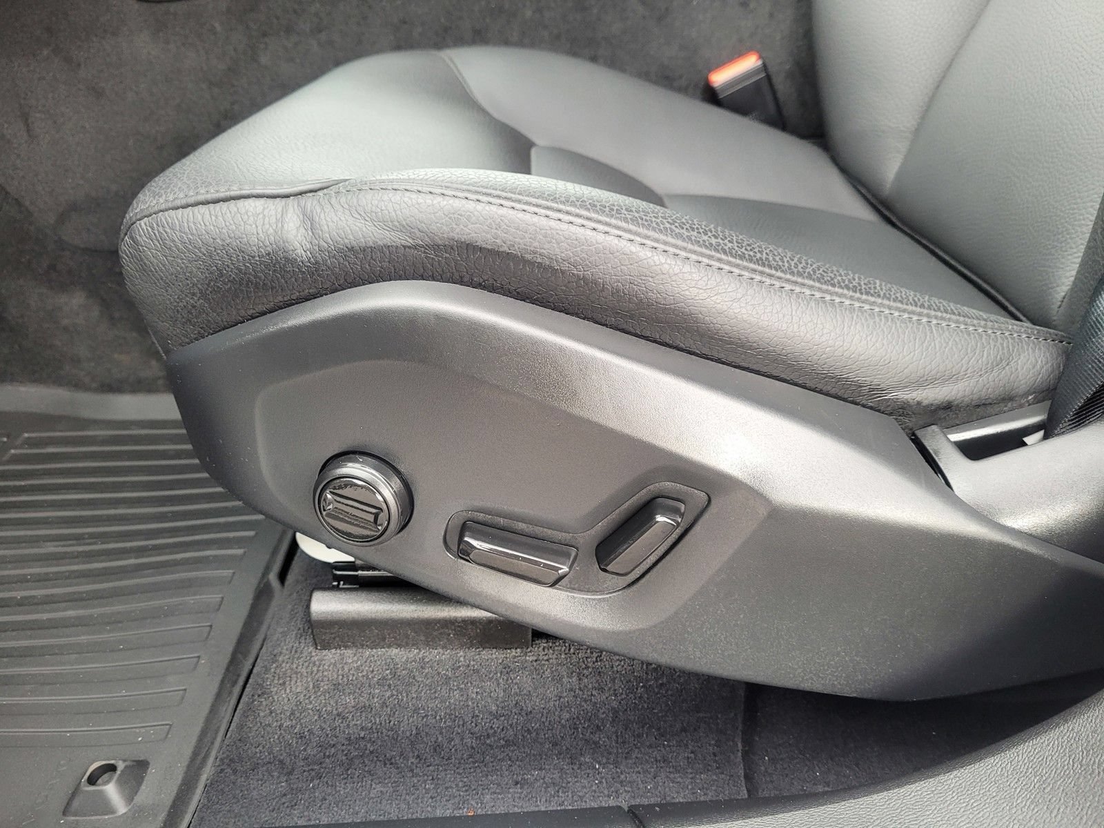 Used 2025 Volvo XC60 B5 Plus AWD/4WD image 15