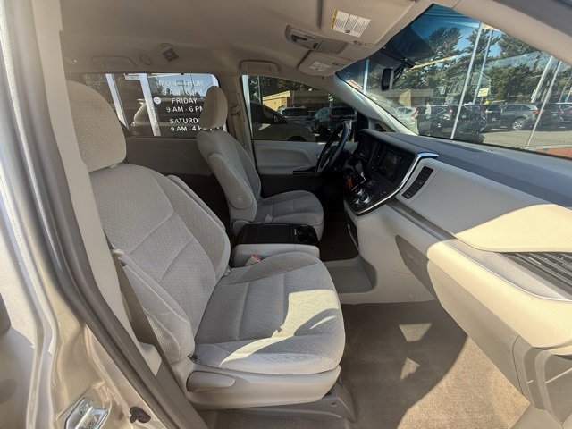 Used 2017 Toyota Sienna LE image 11