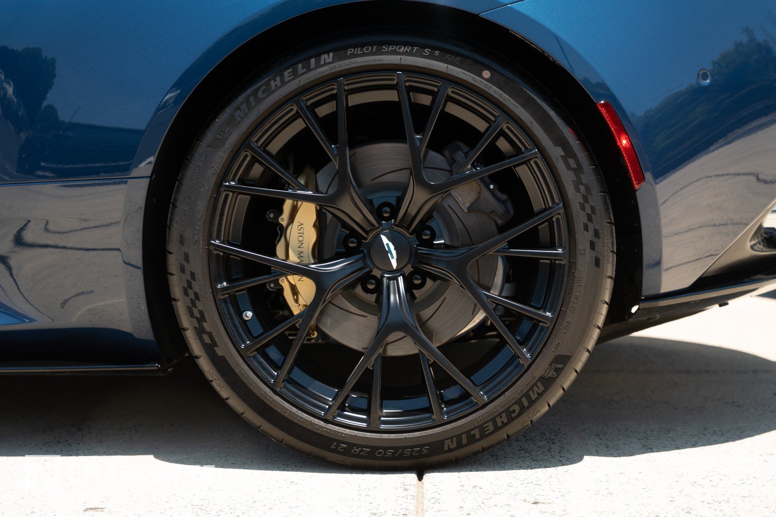 Used 2025 Aston Martin DB12 Coupe RWD image 11