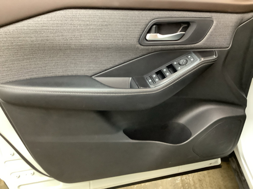 Used 2023 Nissan Rogue SV AWD/4WD image 12