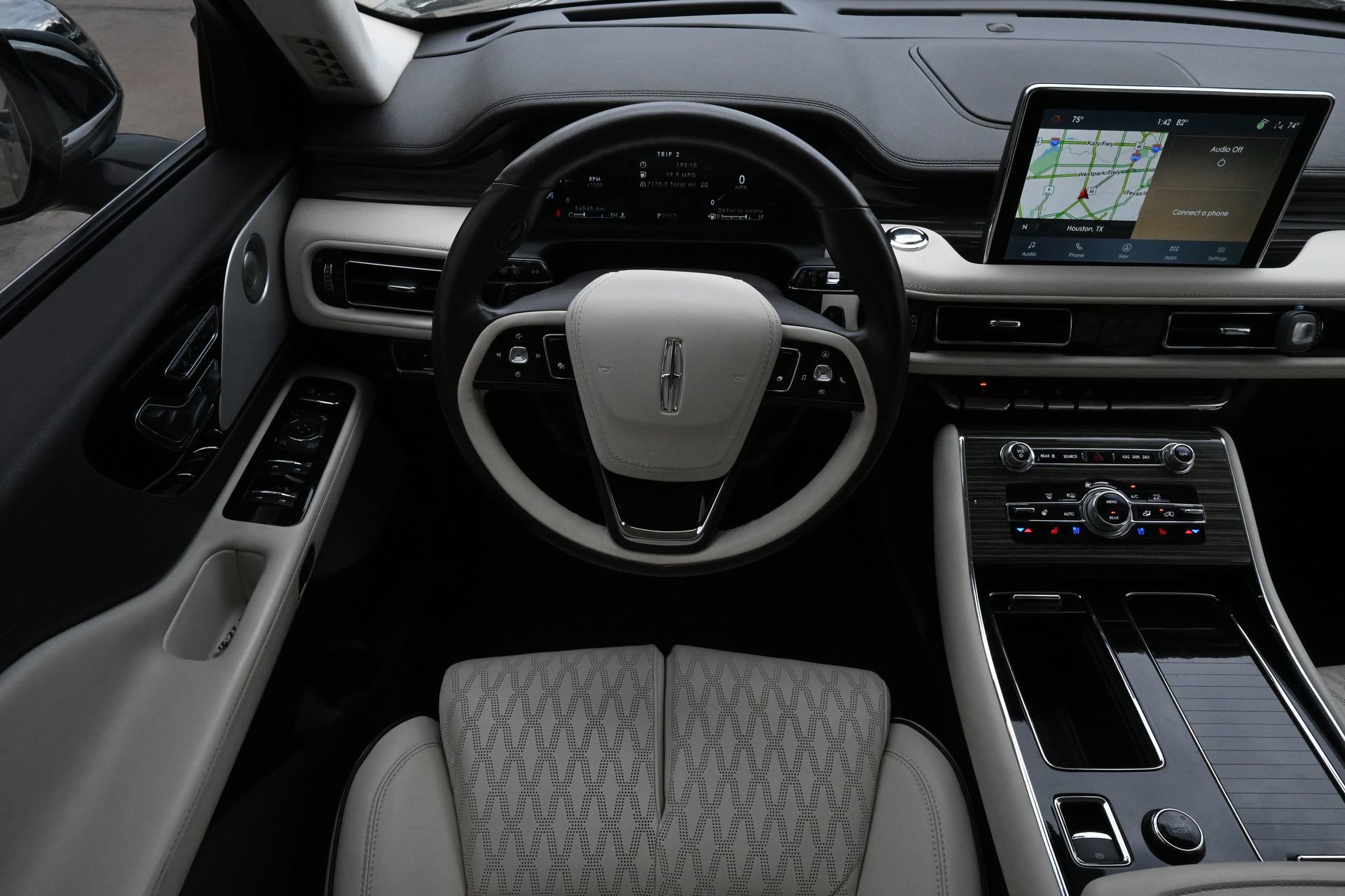 Used 2022 Lincoln Aviator Black Label w/ Class IV Trailer Tow Package AWD/4WD image 9