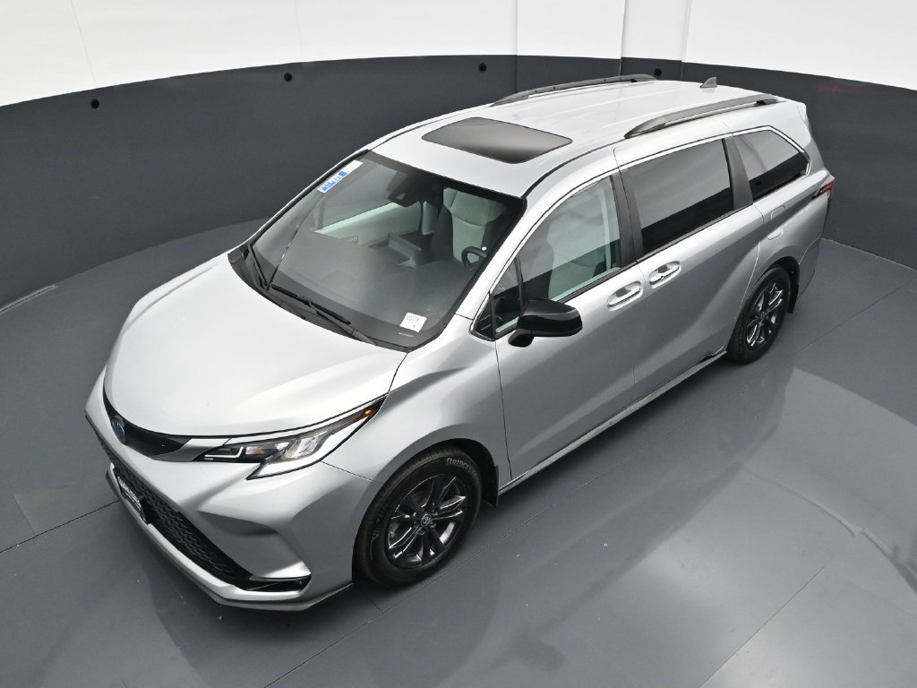 Used 2024 Toyota Sienna XSE AWD/4WD image 39