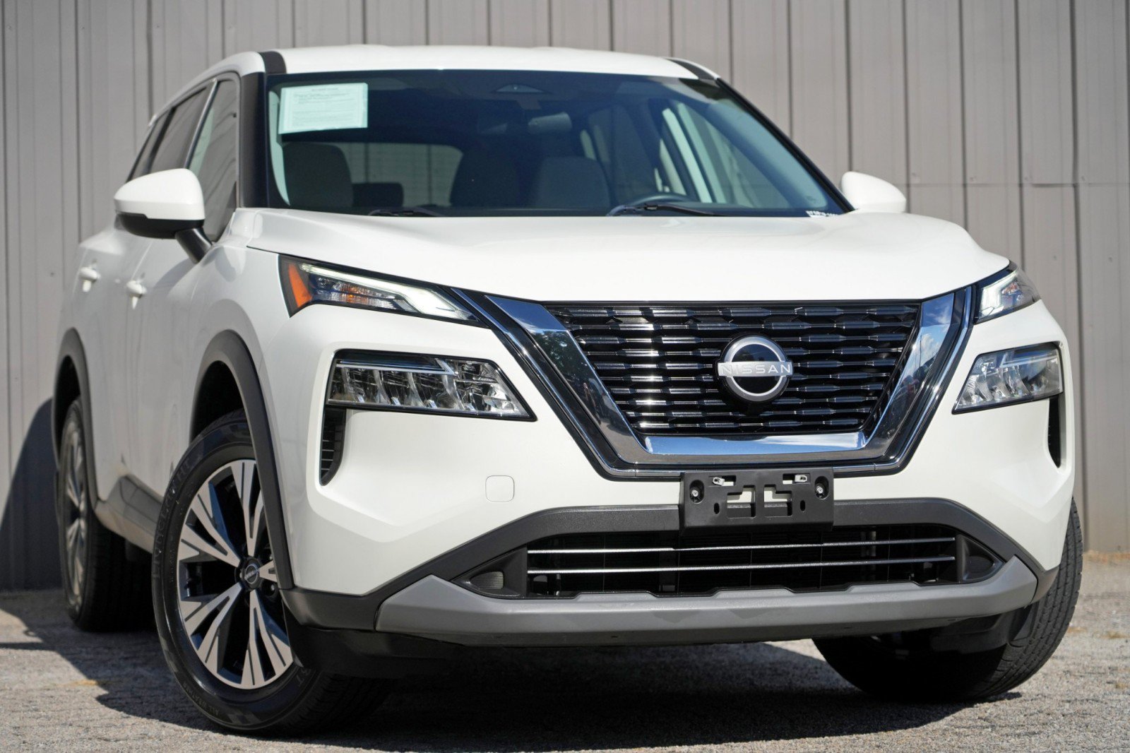 Used 2022 Nissan Rogue SV FWD image 2