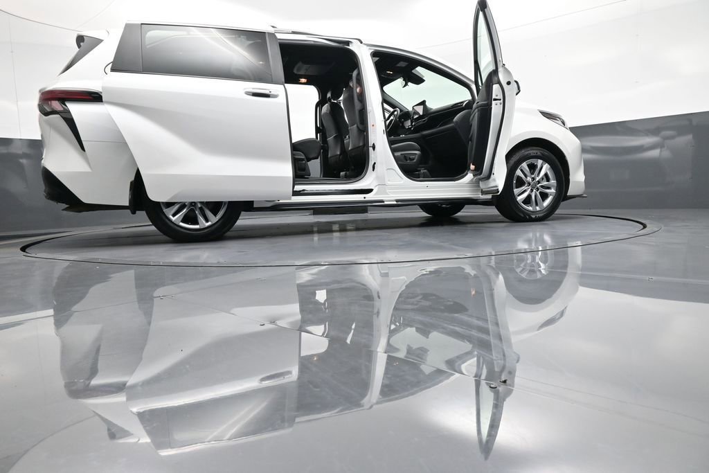Certified 2025 Toyota Sienna Limited image 50