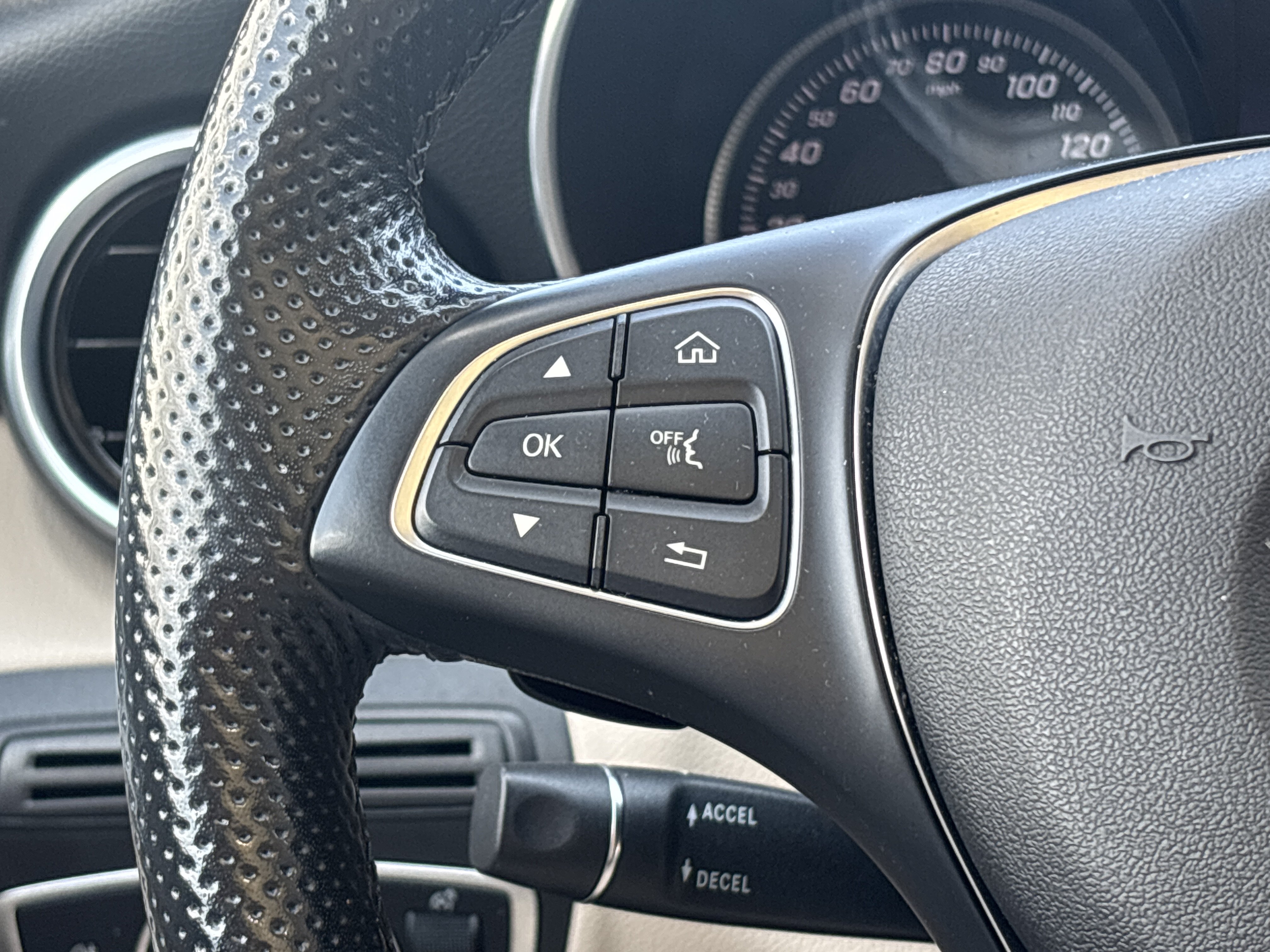 Used 2019 Mercedes-Benz GLC 300 4MATIC image 4