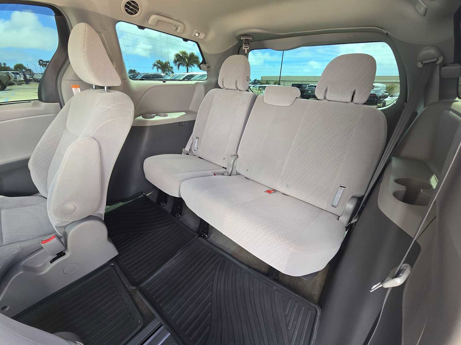 Used 2017 Toyota Sienna LE image 24