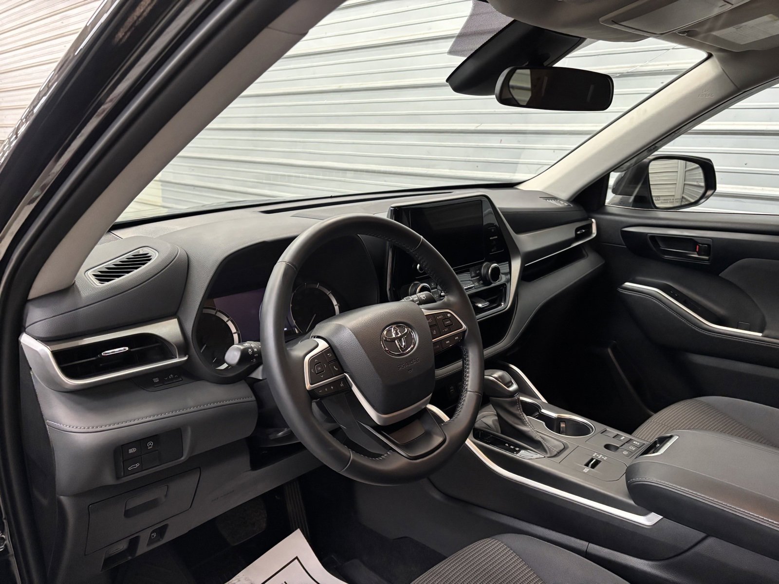 Used 2023 Toyota Highlander LE image 12