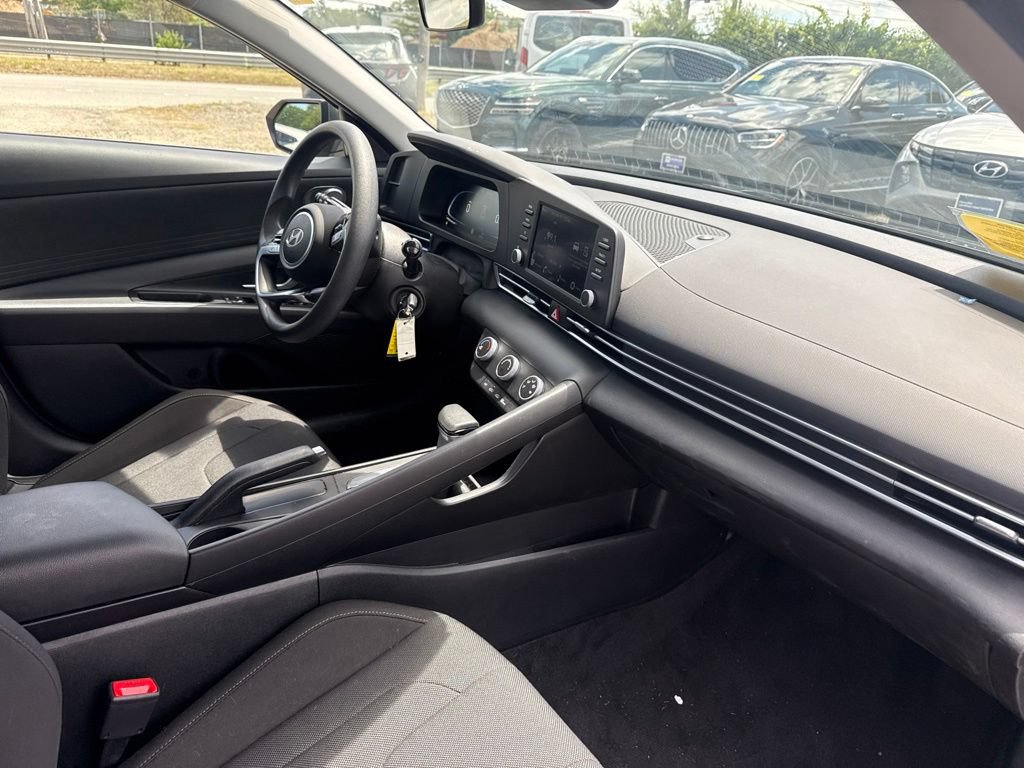 Used 2025 Hyundai Elantra SE FWD image 18