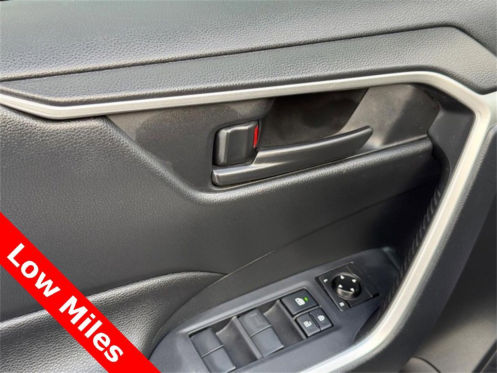 Used 2019 Toyota RAV4 LE image 18