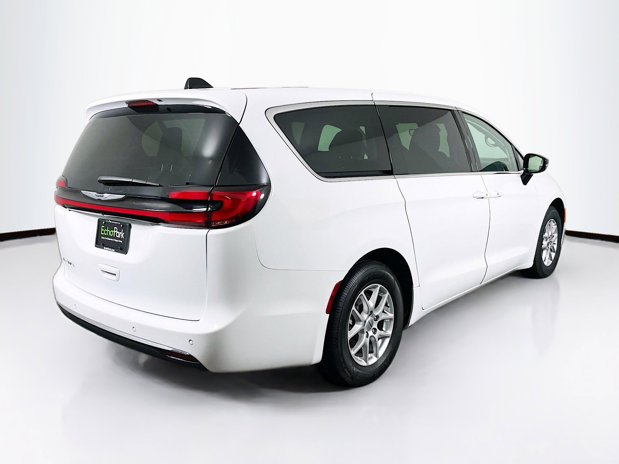 Used 2024 Chrysler Pacifica Touring-L image 9