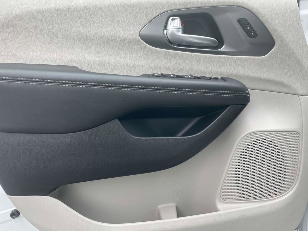 Used 2024 Chrysler Pacifica Touring-L image 26