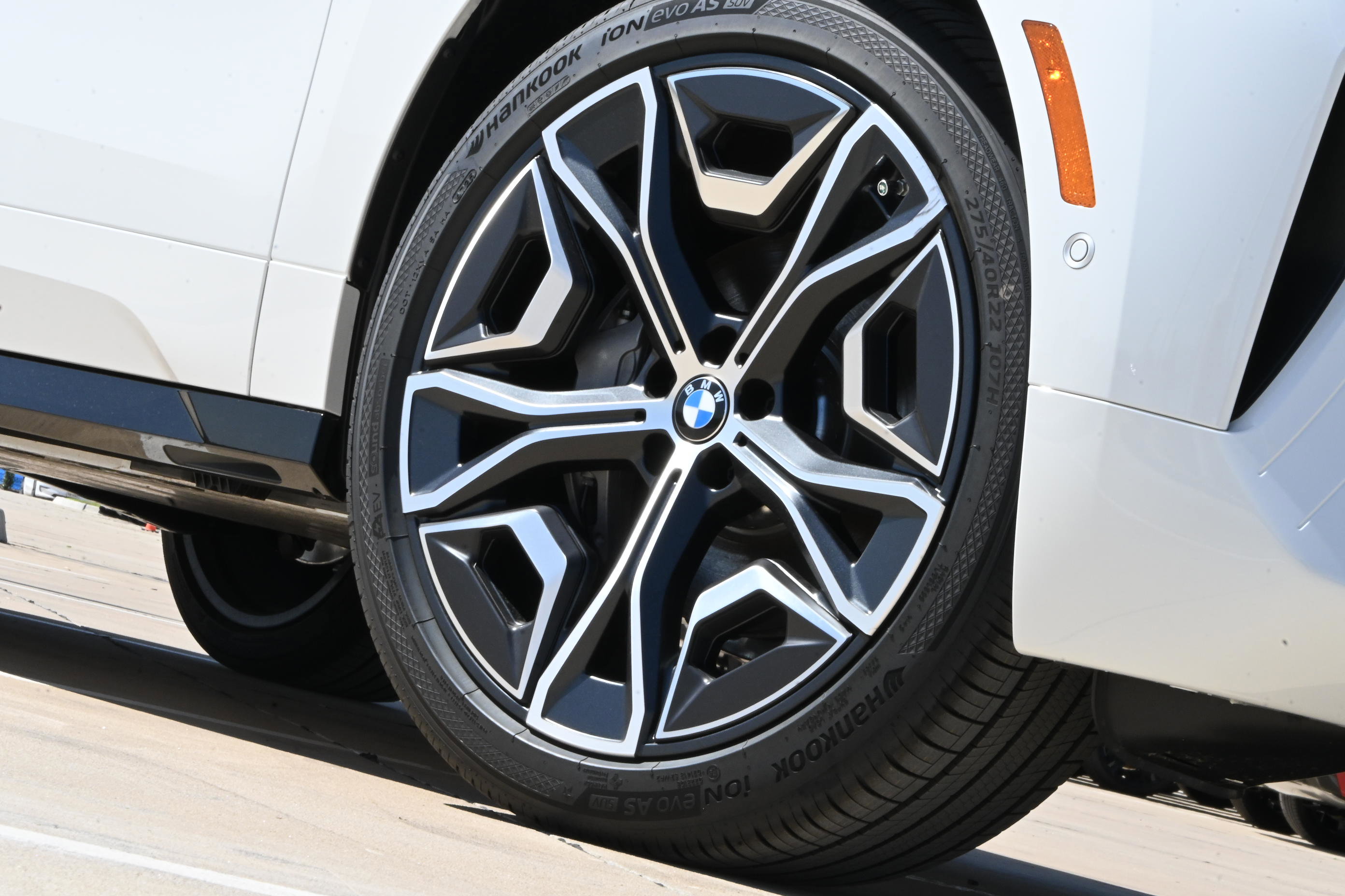 New 2026 BMW iX xDrive60 w/ Premium Package image 9