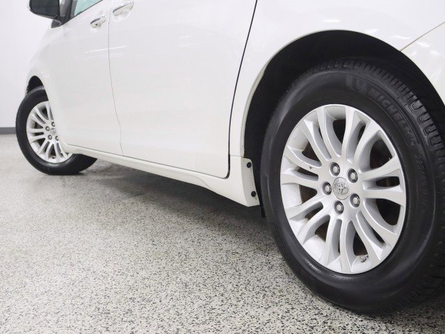 Used 2015 Toyota Sienna XLE w/ XLE Navigation Package image 10