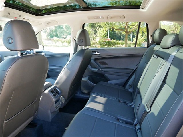 Used 2018 Volkswagen Tiguan SE w/ Panoramic Sunroof Package image 9